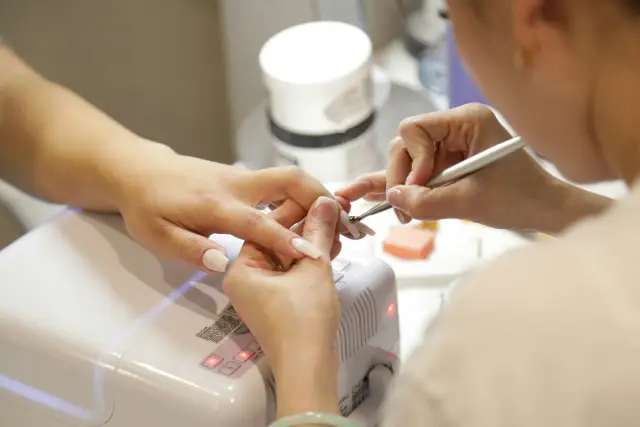 Ημιμόνιμο manicure